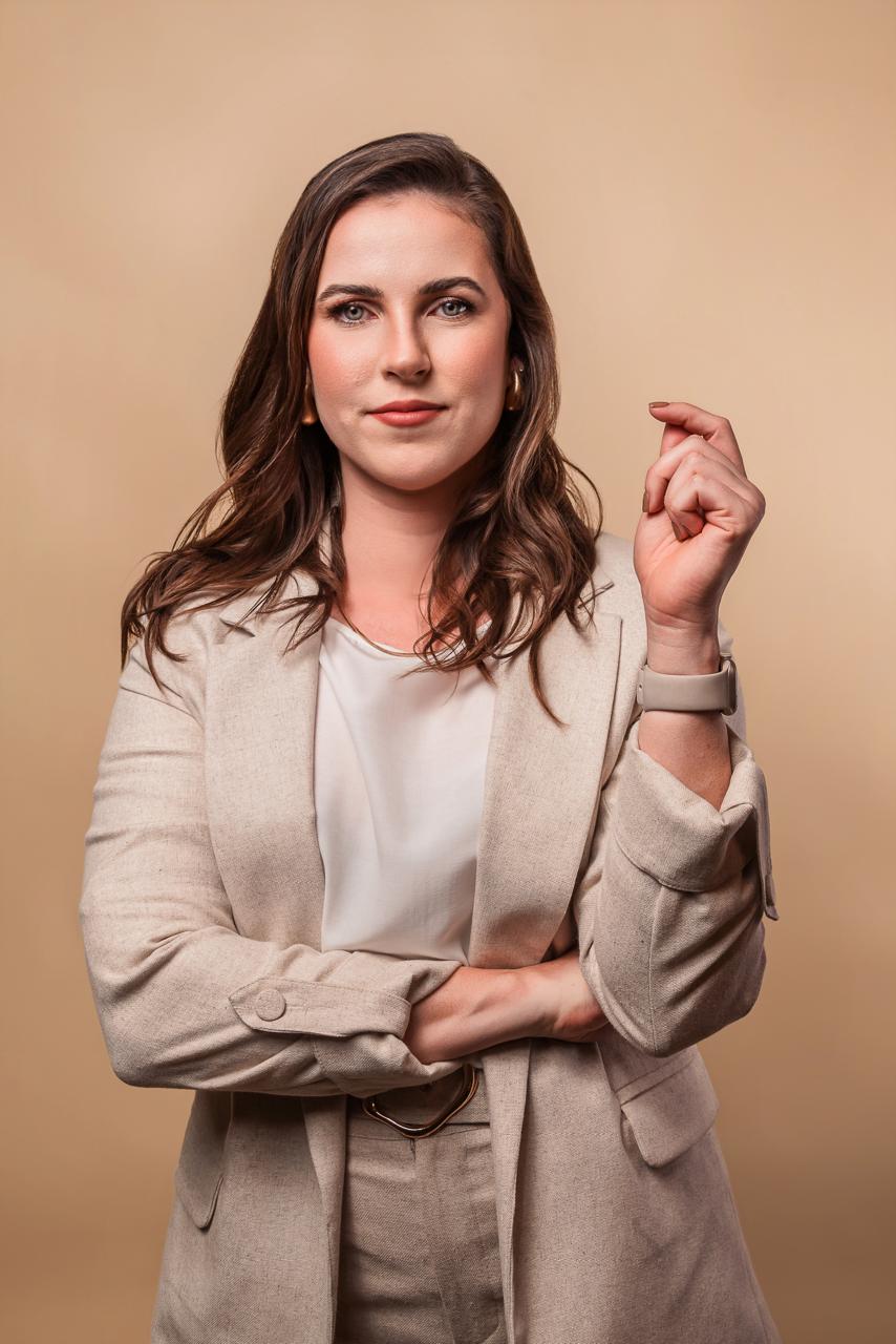 Dra. Maiara Betina, dentista com atuação em odontologia biológica e integrativa em Blumenau